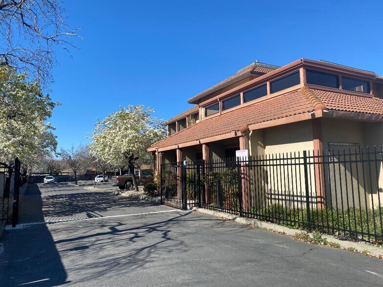 More Photos Of 1049 Union Ave, Fairfield Office Residential For Lease