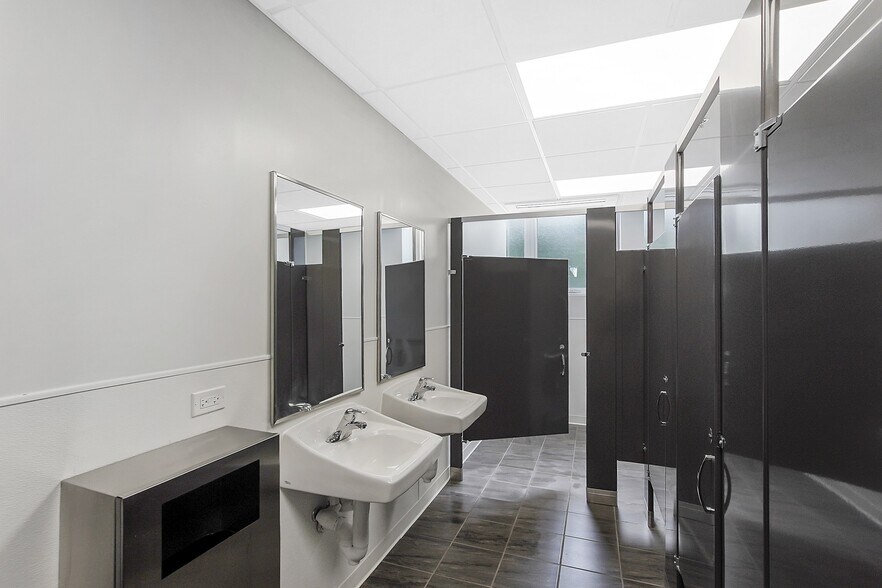 More Photos Of 4701-4715 N Lamon Ave, Chicago Warehouse For Lease