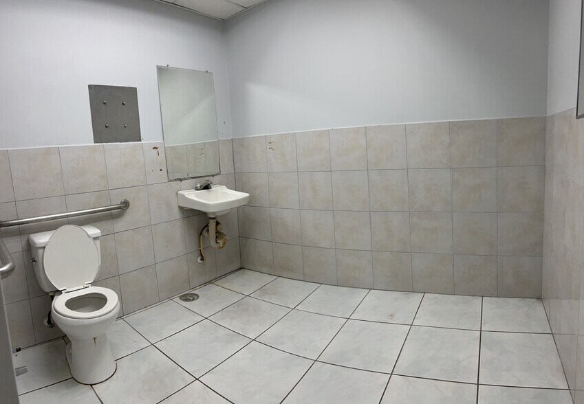 More Photos Of 1010-1060 E 32nd St, Hialeah Manufacturing For Lease