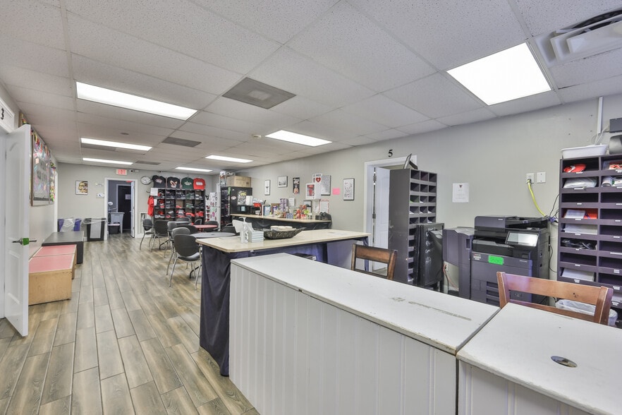 More Photos Of 307 S Parsons Ave, Brandon Storefront For Lease