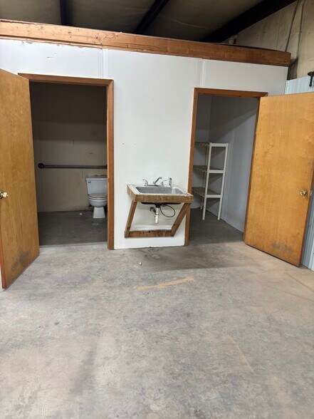 More Photos Of 637 Besstown Rd, Bessemer City Warehouse For Lease