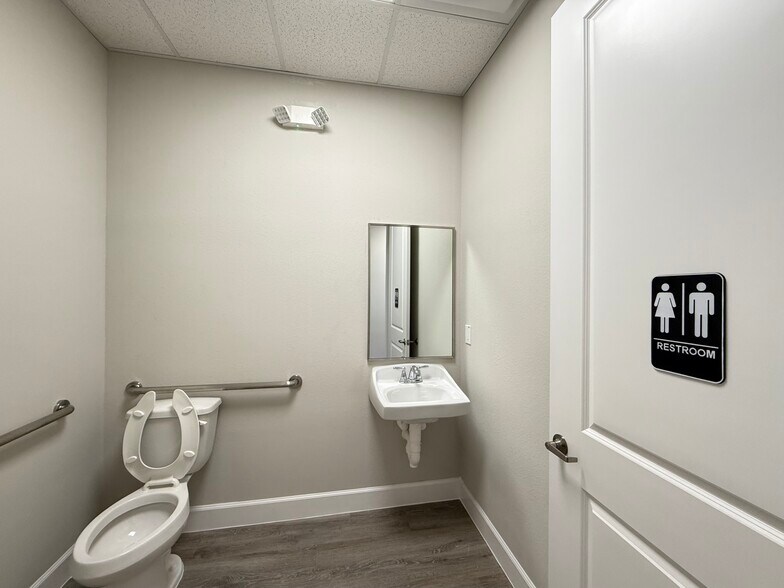 More Photos Of Building 8 | 5501 Cabrera Dr, Sugar Land Medical For Lease