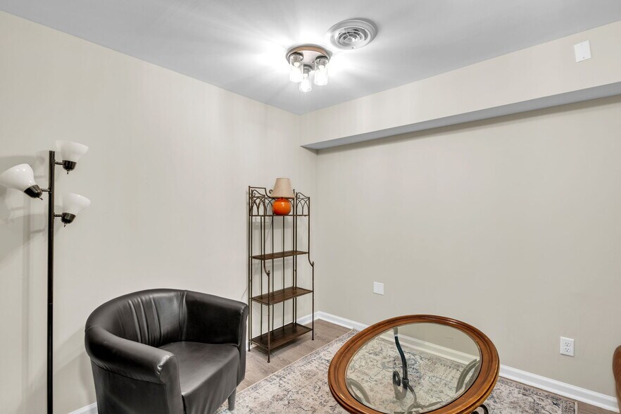 More Photos Of 117 SW Huxley Rd, Knoxville Medical For Sale