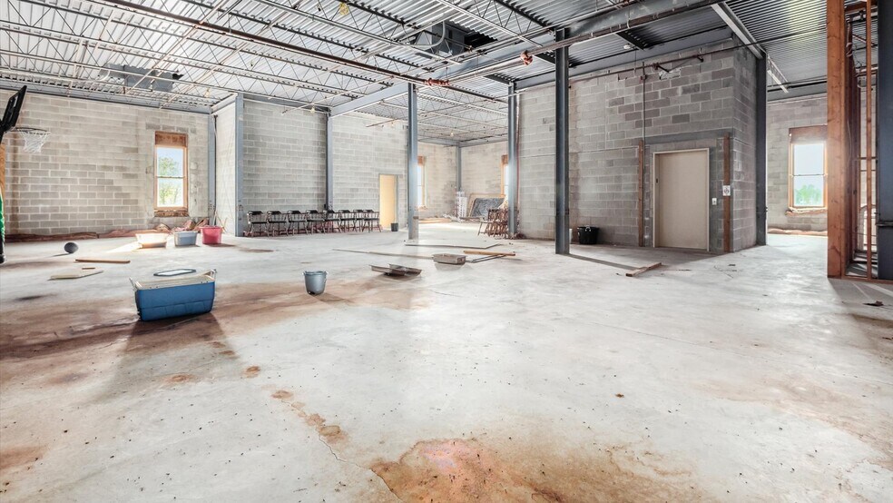 More Photos Of 701 Main St, Dresden Storefront For Lease