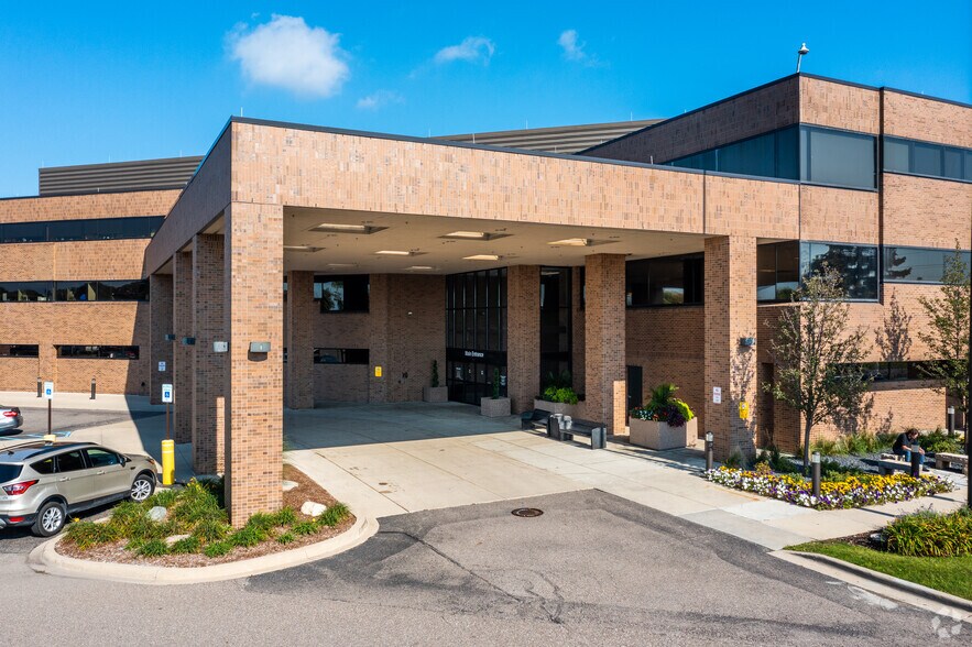 More Photos Of 6900 Orchard Lake Rd, West Bloomfield Medical For Lease