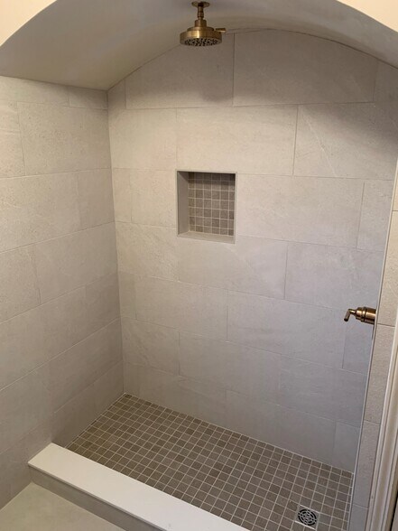 More Photos Of 950 W Jefferson St, Franklin Medical For Lease