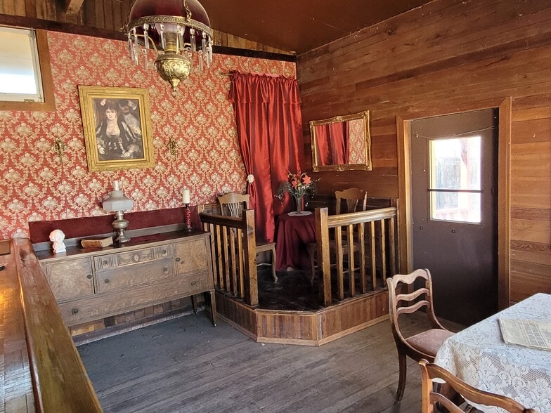 More Photos Of 331 W Rockspring Ln, Benson Movie Radio TVStudio For Sale