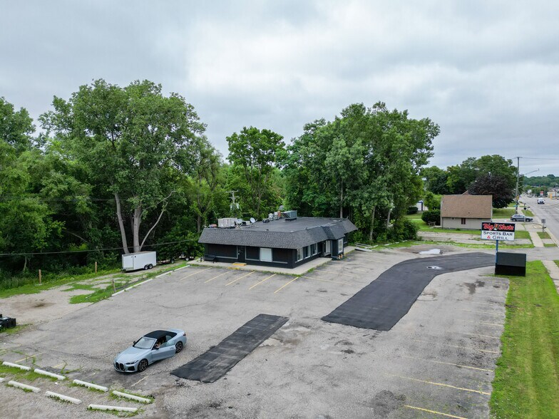 More Photos Of 3870 Elizabeth Lake Rd, Waterford Bar For Lease