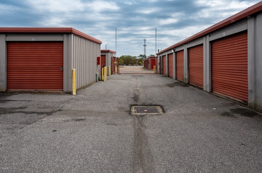 More Photos Of 721 N McKenzie St, Foley Self Storage For Sale