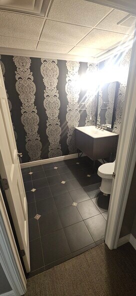 More Photos Of 10520 Barkley St, Overland Park Office For Lease