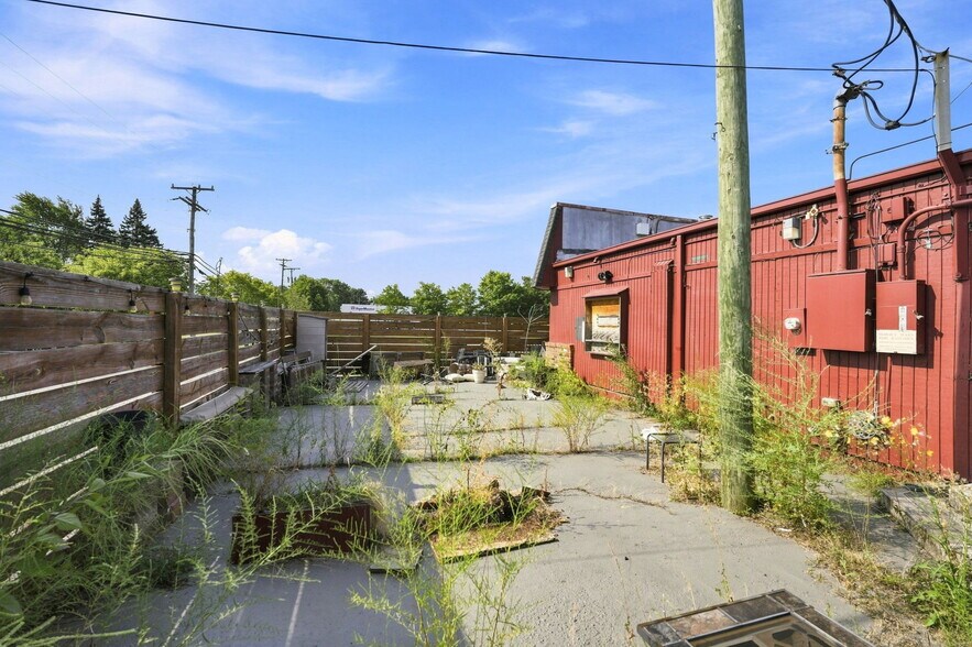More Photos Of 1090 Rochester Rd, Troy Restaurant For Sale