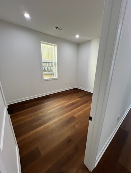 More Photos Of 1325 Main St, Katy Office For Lease