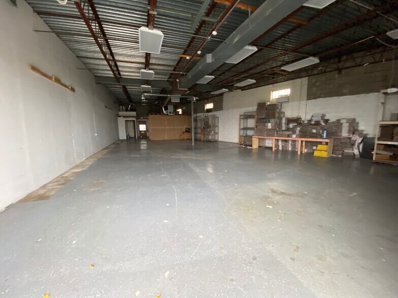 More Photos Of 30 Grove Ave, Patchogue Warehouse For Lease