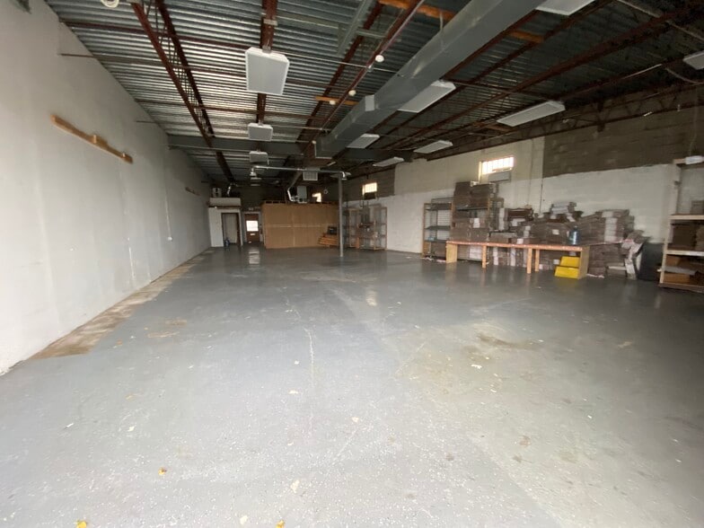 More Photos Of 378 E Main St, Patchogue Warehouse For Lease