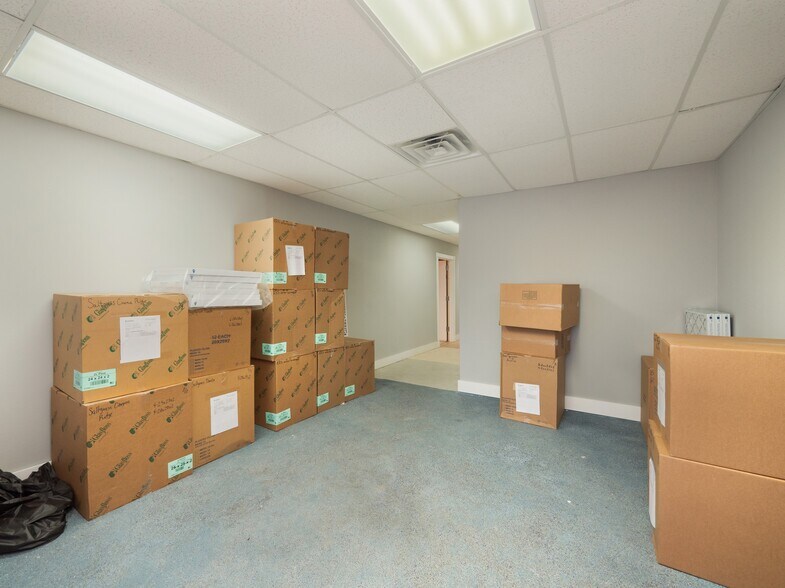More Photos Of 318 W Byrd Blvd, Universal City Office For Sale