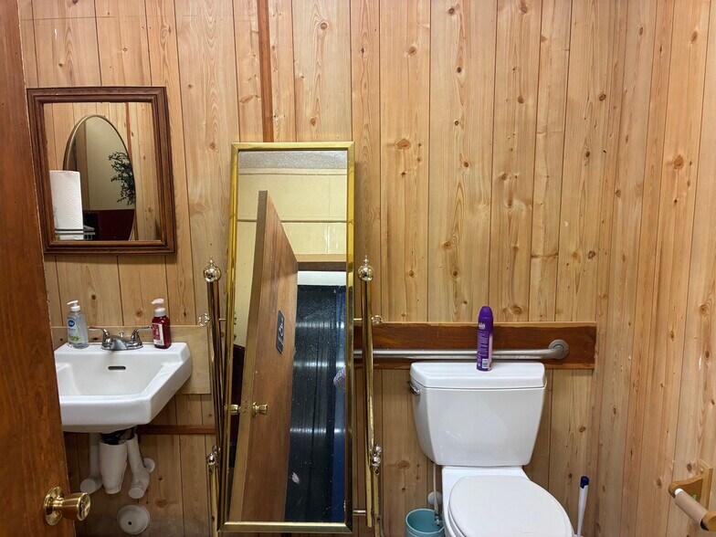 More Photos Of 605 Crescent Rd, Rockwell Freestanding For Lease