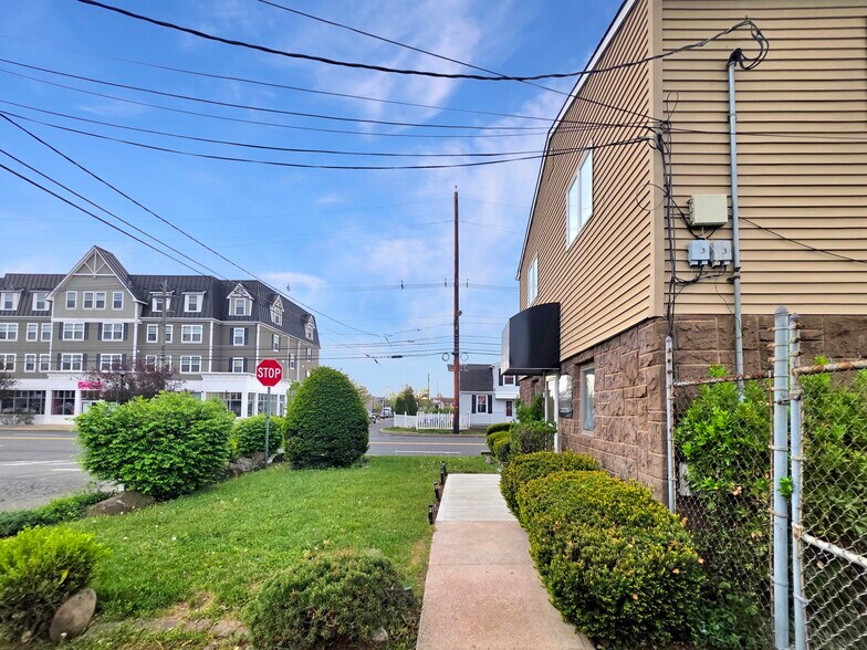 More Photos Of 97 Frank St, Somerset Medical For Lease