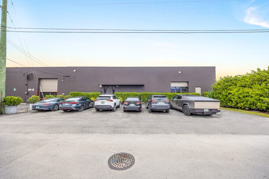 More Photos Of 7300 NW 35th Ave, Miami Showroom For Lease
