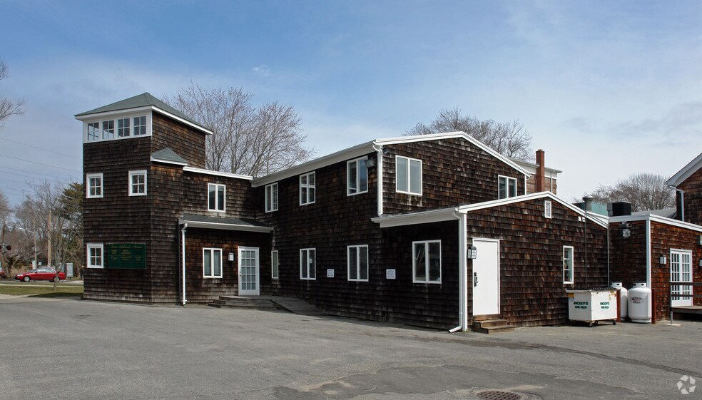 More Photos Of 3 Railroad Ave, East Hampton Storefront Retail Office For Lease