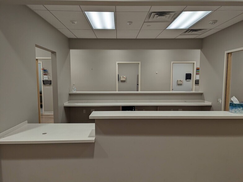 More Photos Of 44 Glen Cove Rd, Greenvale Storefront For Lease