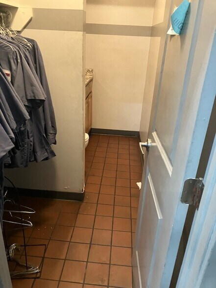 More Photos Of 5225 Cesar Chavez St E, Austin Industrial For Sale