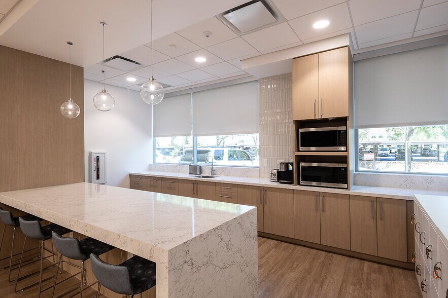 More Photos Of 19810 N 7th Ave, Phoenix Office For Sale