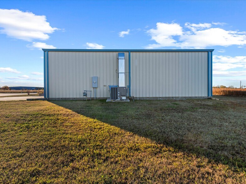 More Photos Of 7380 International Ct, Bartlesville Warehouse For Lease