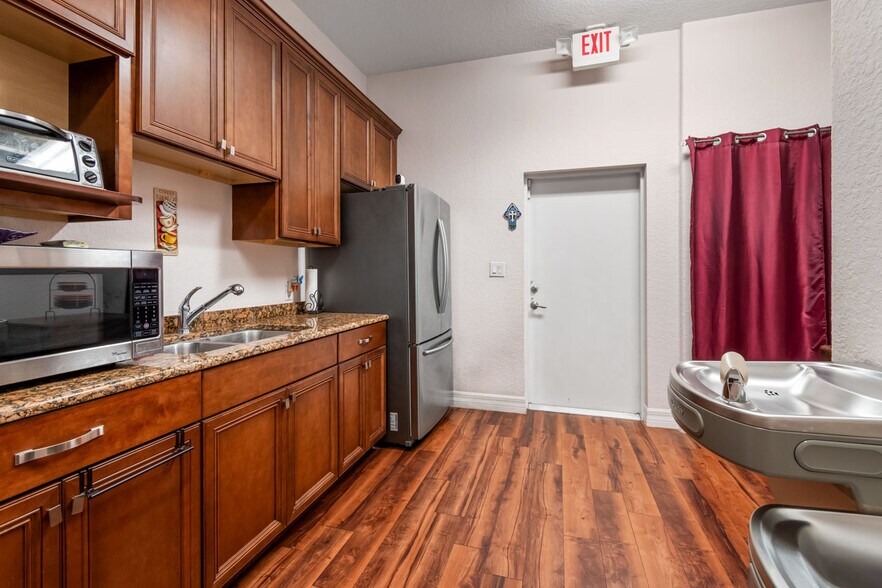 More Photos Of 934 Cypress Village Blvd, Sun City Center Office For Sale