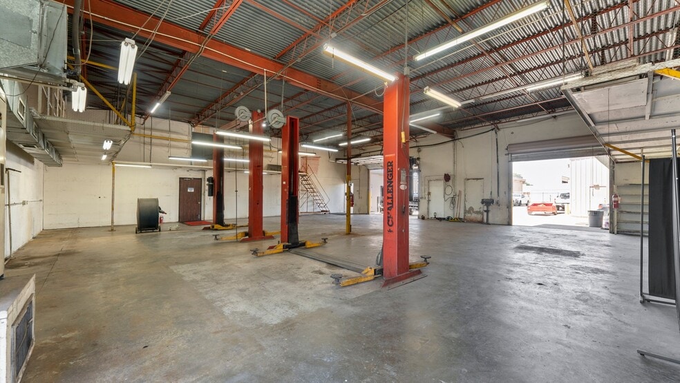 More Photos Of 16522-16536 Park Row, Houston Light Distribution For Sale
