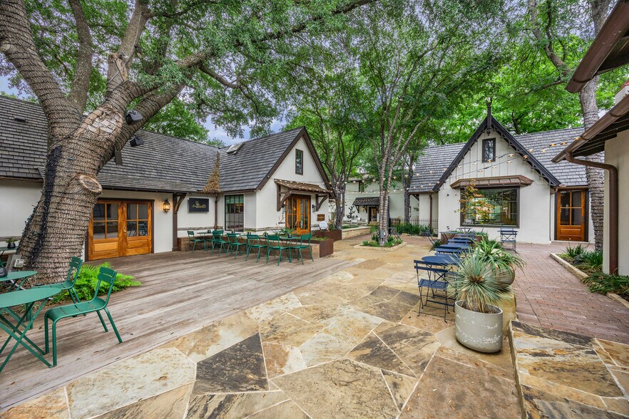 More Photos Of 425 E Main St, Fredericksburg Restaurant For Sale