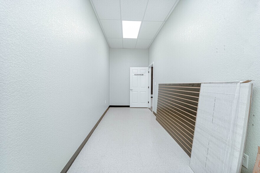 More Photos Of 12213 University Ave, Lubbock Showroom For Lease