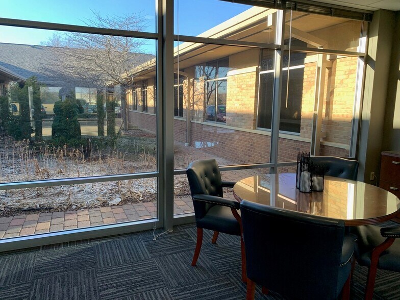 More Photos Of 5505 Cottonwood Ln, Prior Lake Office For Sale