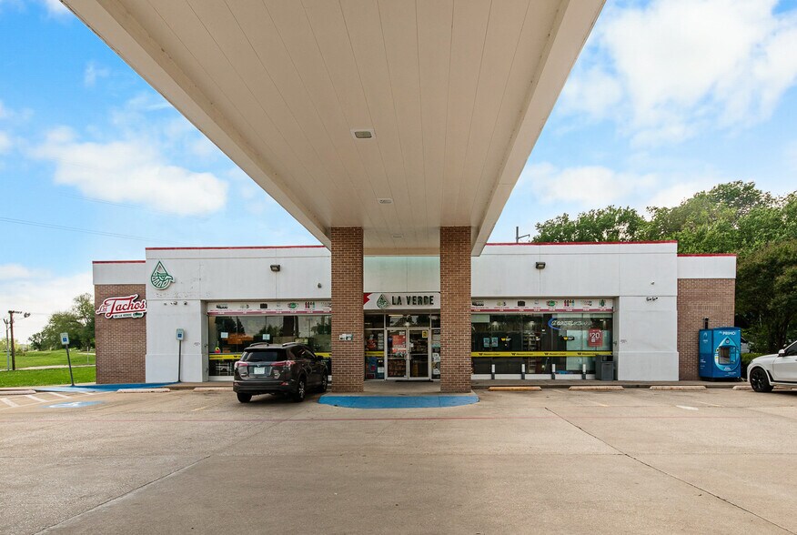 More Photos Of 2002 State Highway 66, Garland Service Station For Sale