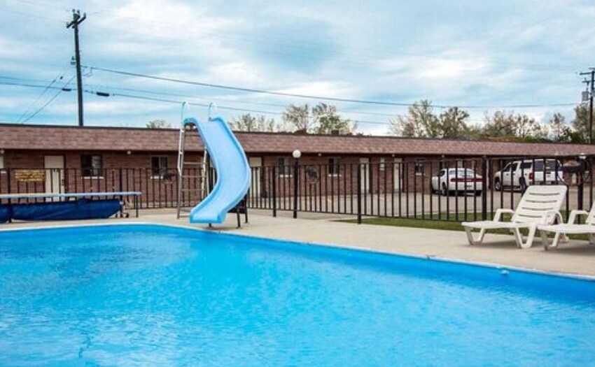 More Photos Of 610 E Hart St, Buffalo Hotel For Sale