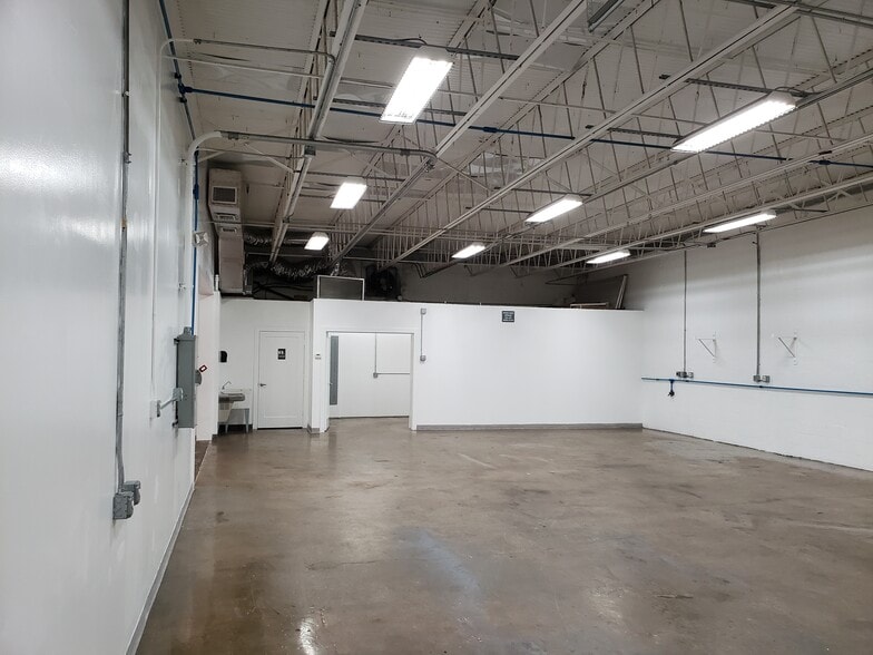 More Photos Of 3059-3061 SE Monroe St, Stuart Warehouse For Lease