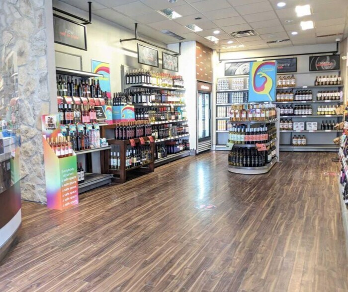 More Photos Of 560 Queen St W, Toronto Storefront Retail Residential For Sale