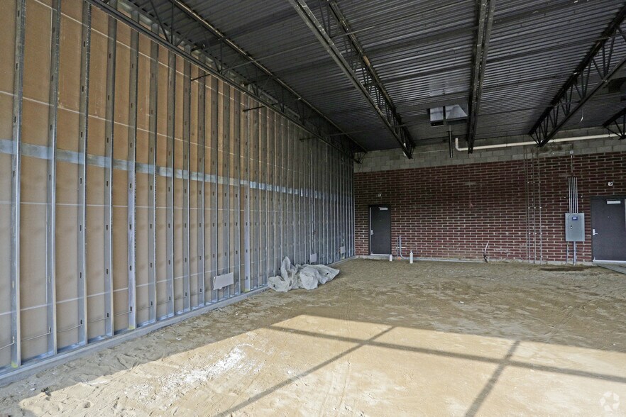 More Photos Of 13582-13588 E 14 Mile Rd, Warren Freestanding For Lease