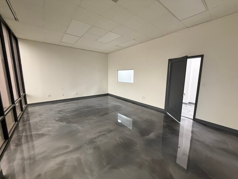 More Photos Of 900 N University Blvd, Jacksonville Medical For Lease
