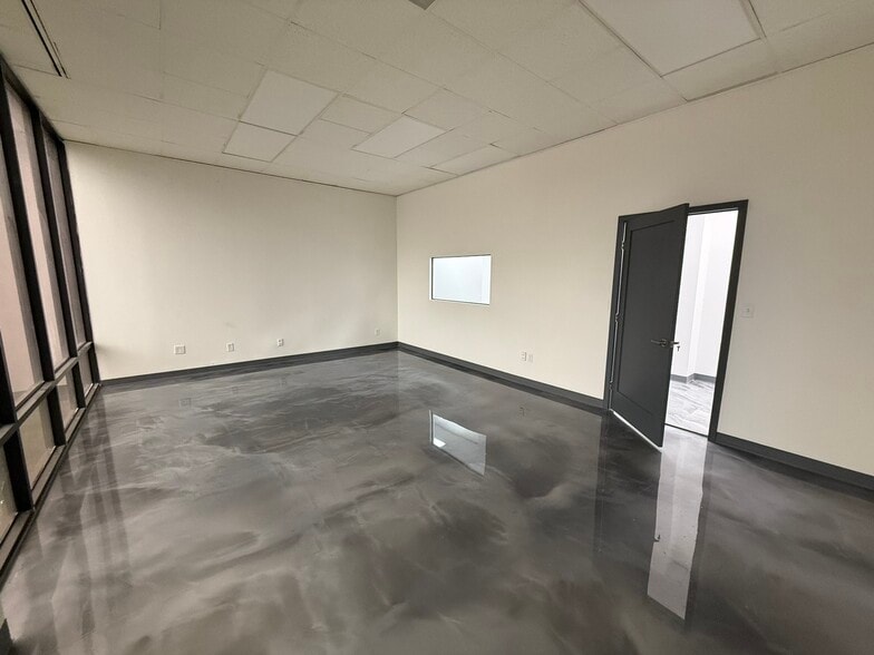 More Photos Of 900 N University Blvd, Jacksonville Office For Lease