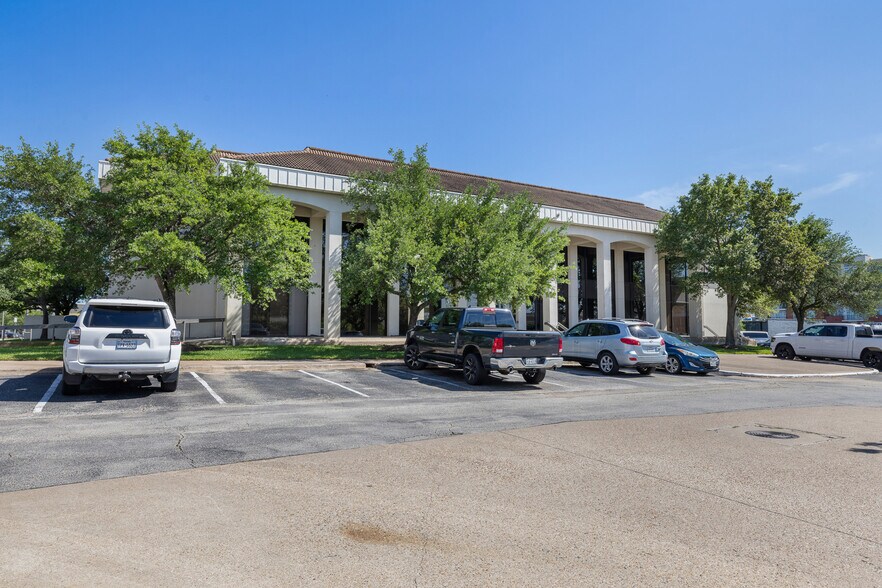 More Photos Of 111 University Dr E, College Station Office For Sale