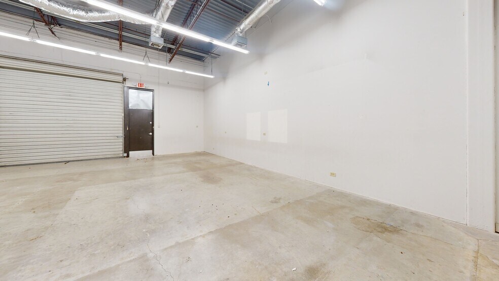 More Photos Of 8666 Huebner Rd, San Antonio Light Manufacturing For Lease