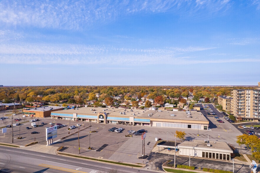 More Photos Of 2614-2678 W Golf Rd, Glenview General Retail For Lease