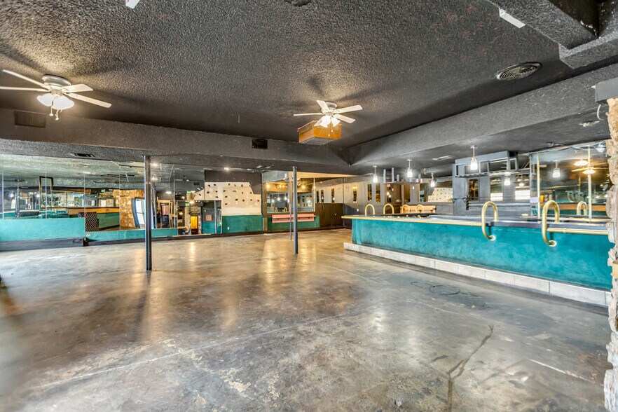 More Photos Of 4217 Stockton Blvd, Sacramento Bar For Lease