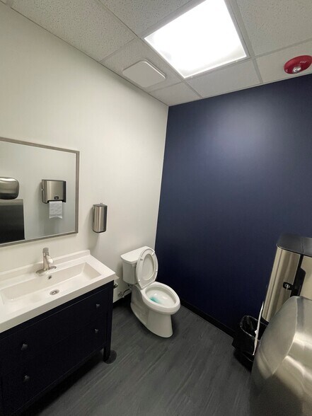 More Photos Of 11-55 E Hintz Rd, Wheeling Showroom For Lease