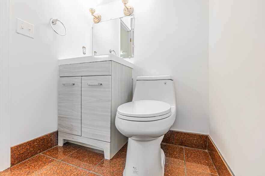 More Photos Of 2100 Oak Tree Rd, Edison Bank For Lease