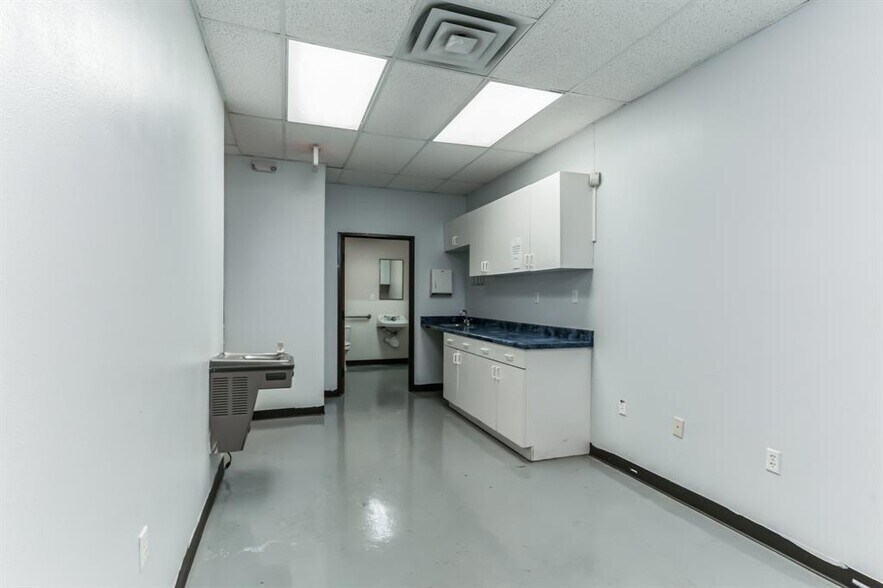 More Photos Of 425 Round Rock West Dr, Round Rock Light Distribution For Lease