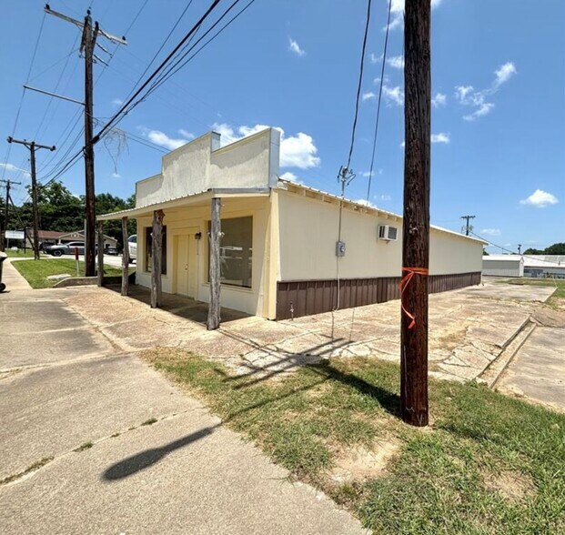 More Photos Of 110 N Zavalla St, Jasper Showroom For Sale