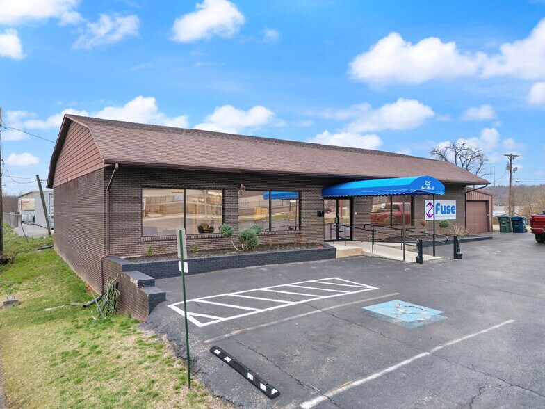 More Photos Of 725 S Main St, London Medical For Sale