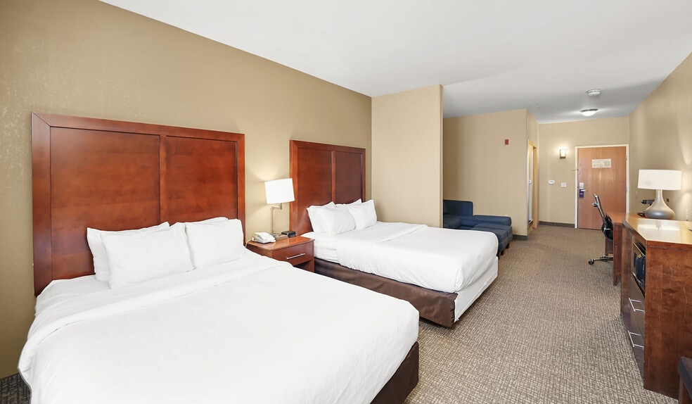 More Photos Of 725 Paradise Ln, Johnson Creek Hotel For Sale