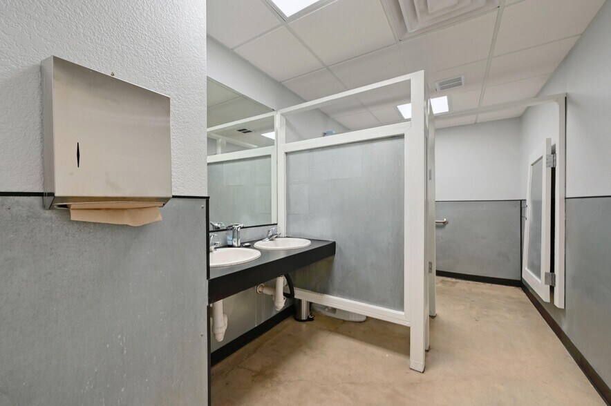 More Photos Of 103 Krebs Ln, Austin Freestanding For Lease